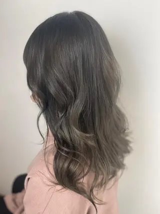 ミディアム カラー ハラ ルイスのヘアスタイル