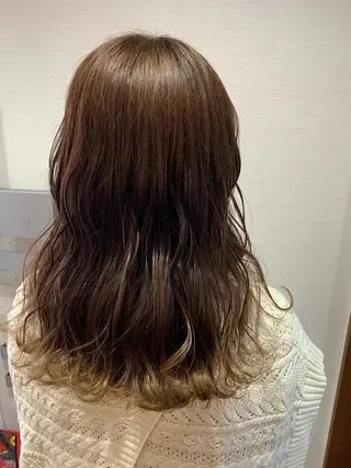 セミロング カラー 蓮見  友里のヘアスタイル