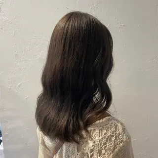 ミディアム カラー ヘアアレンジ mina / 透明感ベージュカラーのヘアスタイル