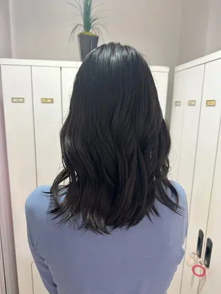 セミロング レイヤー 艶々カラーのヘアスタイル