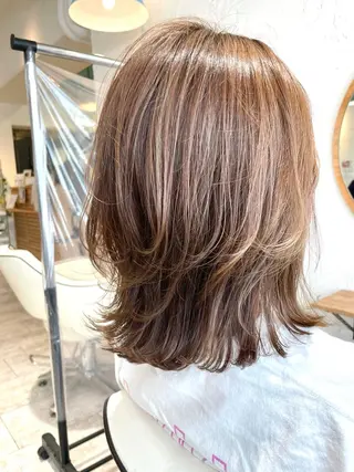 ミディアム esse大阪茶屋町店所属・レイヤーカット 新井田陽寿のヘアスタイル