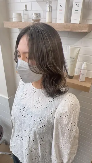 ミディアム カラー パーマ ヘアアレンジ メンズ キッズ ネイル マツエク・マツパ アイブロウ レイヤーカット／顔周 りカット/縮毛矯正のヘアスタイル