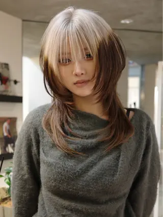 セミロング カラー イツク ⚡️ ルーツ/ハイトーンのヘアスタイル