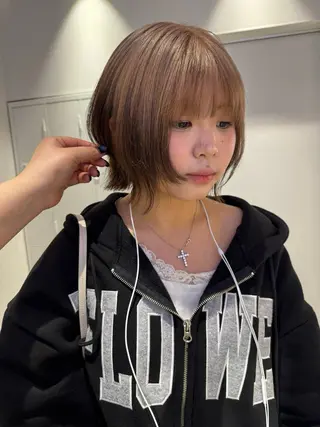 ショート カラー Ami/艶カラー/ レイヤー/ハイトーンのヘアスタイル