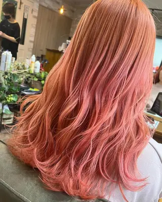 ロング Lilly 中谷友里のヘアスタイル