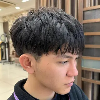 メンズ メンズ特化シャドウパ ーマラウンドマッシュのヘアスタイル