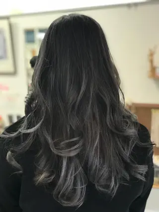 ロング カラー 岩谷/ブリーチ 🪽透明感カラーのヘアスタイル