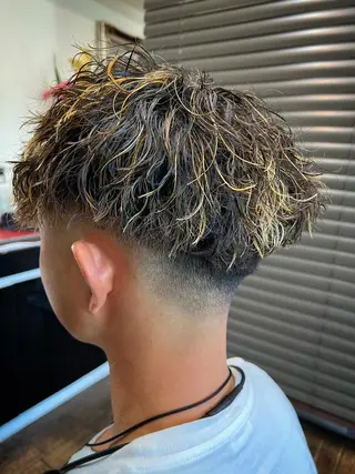 ショート カラー パーマ メンズ 二本木 秀成のヘアスタイル