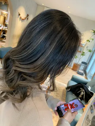 セミロング カラー パーマ 白髪ぼかしハイライト 柳川拓哉のヘアスタイル
