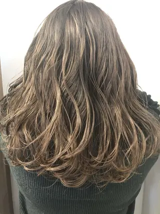 セミロング カラー 岡田 拓也のヘアスタイル