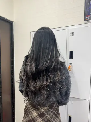 ロング 横浜🦋ハイトーン 🫐シャドウルーツのヘアスタイル