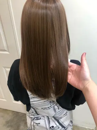 セミロング MIOベージュカラー 柔らかいカラーのヘアスタイル