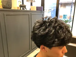 ショート パーマ メンズ 鈴村 大介のヘアスタイル