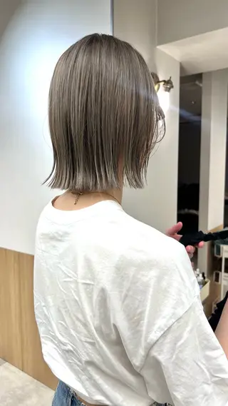ミディアム レイヤー・カット モデル・透明感カラーのヘアスタイル