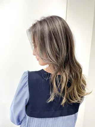 セミロング カラー 白髪ぼかしハイライト バレイヤージュヤマトのヘアスタイル