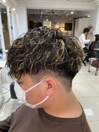 ショート カラー パーマ メンズ フェザーパーマ職人 🪶ryosukeのヘアスタイル