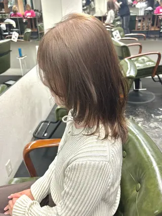 ミディアム 岡村 莉穂のヘアスタイル
