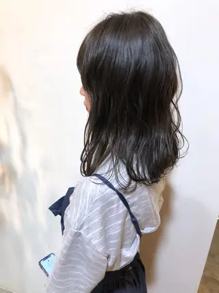 ミディアム カラー MIOベージュカラー 柔らかいカラーのヘアスタイル