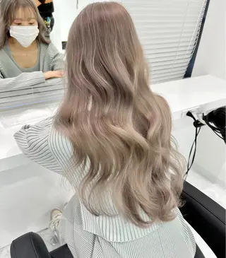 ミディアム カラー ヘアアレンジ 🫧モテる💗ダメー ジレスハイトーン🫧のヘアスタイル