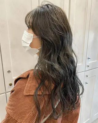 ロング カラー DEAN ISLA 大人レイヤーカットのヘアスタイル
