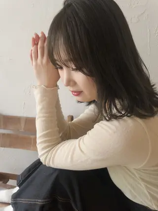 ミディアム カラー ヘアアレンジ mina / 透明感ベージュカラーのヘアスタイル