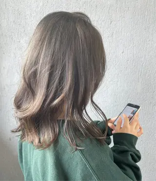 カラー 岡田 真綾のヘアスタイル