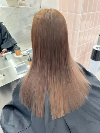 ロング カラー onyx所属・ミルクティーベージュ ケアブリーチカラーのヘアスタイル