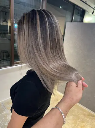 セミロング カラー Merly Osakaのヘアスタイル
