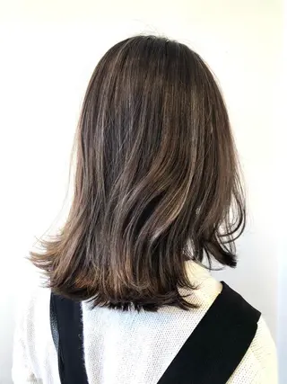 ミディアム カラー 岩谷 愛依のヘアスタイル