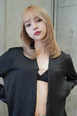 セミロング ハイトーンカラー 優海のヘアスタイル