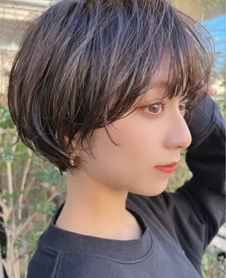 ショート レイヤー・カット モデル・透明感カラーのヘアスタイル