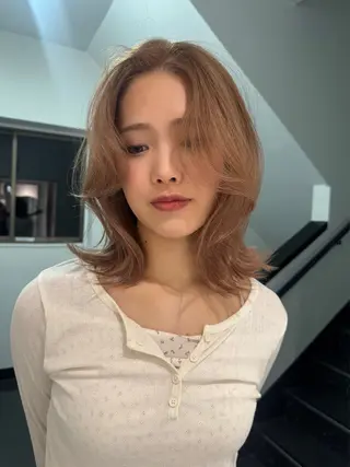 セミロング カラー Ami/艶カラー/ レイヤー/ハイトーンのヘアスタイル