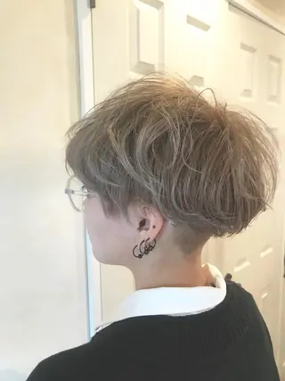 ショート カラー 岩谷/ブリーチ 🪽透明感カラーのヘアスタイル