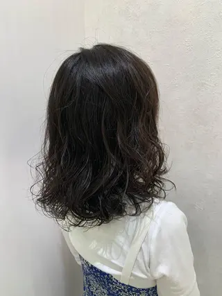 ミディアム パーマ ヘアアレンジ ハイトーンカラー🤍 山下 優華のヘアスタイル