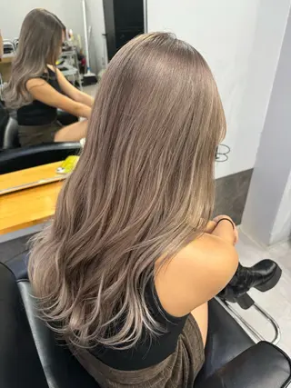 ロング カラー ミルクティーカラー グレージュ　高山慧輔のヘアスタイル