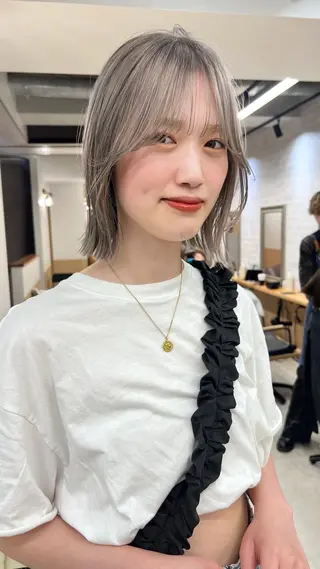 ミディアム レイヤー・カット モデル・透明感カラーのヘアスタイル