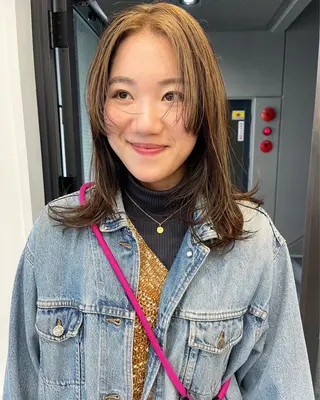 セミロング カラー 💓パーマ，💗 レイヤーカットのヘアスタイル