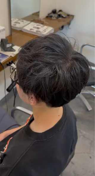 ショート 波巻き/シャドウ /フェザー/有馬琉翔のヘアスタイル