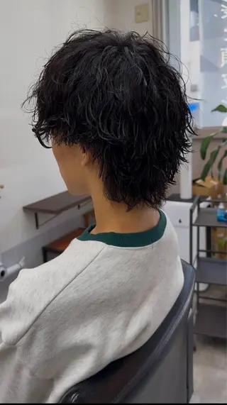 ミディアム パーマ メンズ 三宅 亨表のヘアスタイル