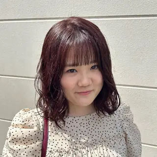 ミディアム カラー 丸山 莉世のヘアスタイル
