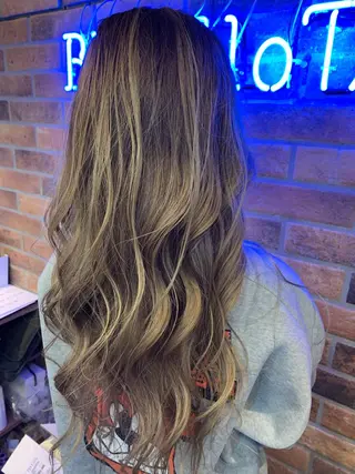 ロング カラー 和泉 沙綾のヘアスタイル
