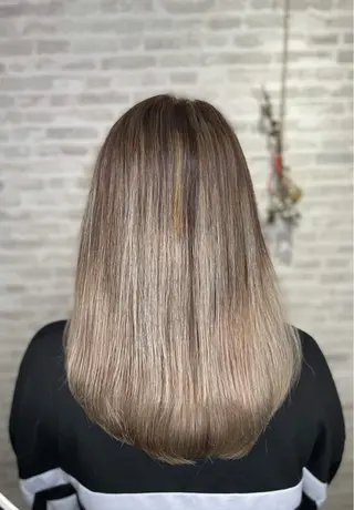 ミディアム カラー 平田 怜のヘアスタイル