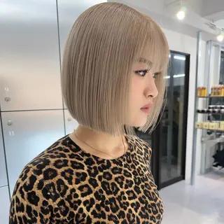ショート カラー TATSUブリーチ/ ミルクティーベージュのヘアスタイル