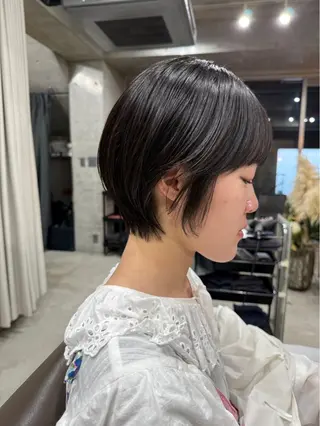 ショート カラー 曲がる縮毛矯正 センターパートのヘアスタイル