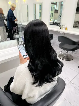 セミロング 寒色/ベージュヘア ブリーチありMiOのヘアスタイル