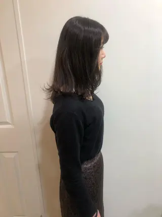 ミディアム MIOベージュカラー 柔らかいカラーのヘアスタイル