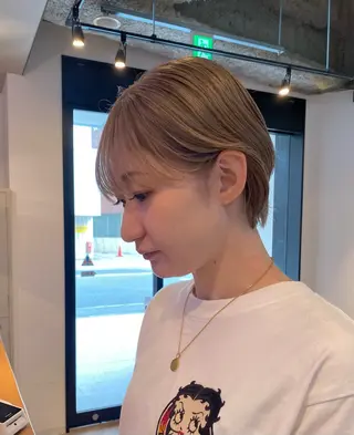 ショート カラー 白髪ぼかしハイライト ／レイヤー中島啓太のヘアスタイル