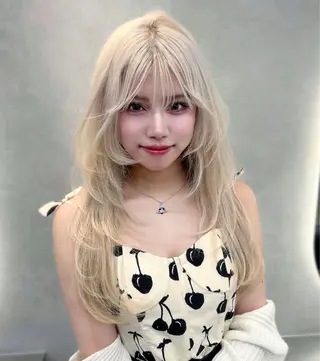 ロング ハイトーン デザインカラーのヘアスタイル