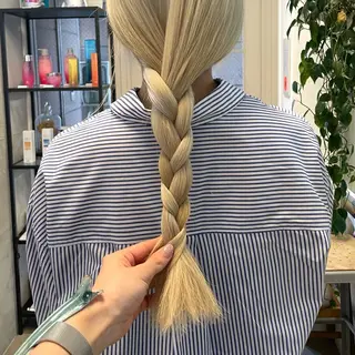 セミロング カラー ミルクティー× グレージュMOMOのヘアスタイル