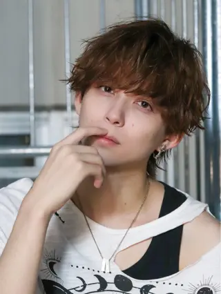 ミディアム カラー メンズ メンズフェザー毛流れ パーマASHU渋谷のヘアスタイル